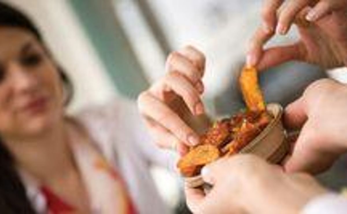 Jóvenes consumiendo snacks Jóvenes consumiendo snacks