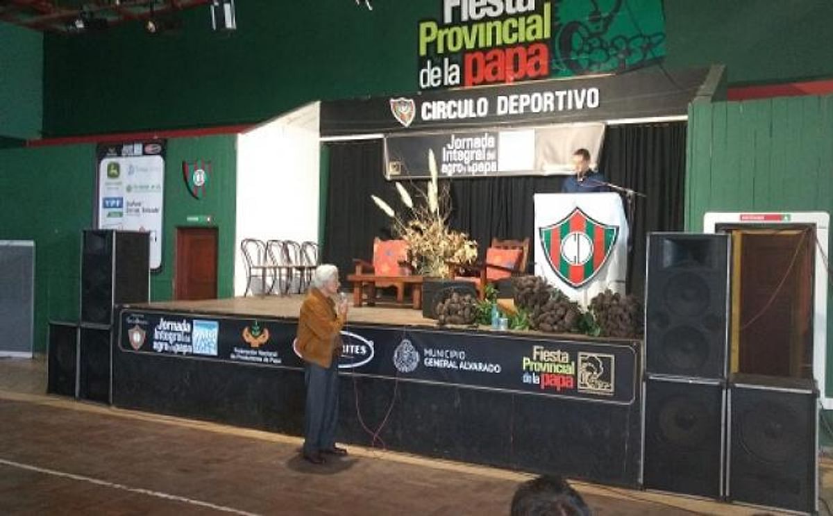 El ingeniero César Rebella, del Instituto de Clima y Suelo del INTA Castelar, durante su presentación en la 40ª Fiesta Provincial de la Papa en Comandante Nicanor Otamendi.