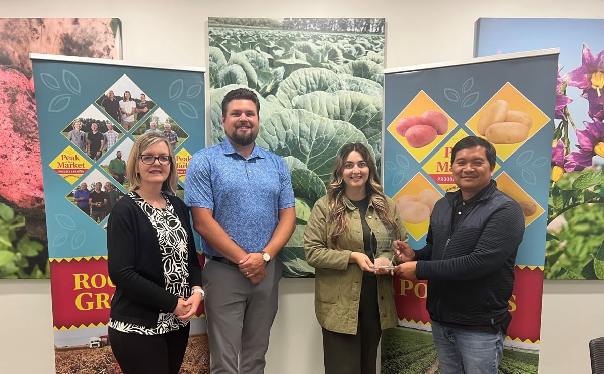 Peak of the Market team accepts Sobeys’ 2024 Best Local Produce Supply Partner award, recognizing excellence in quality, reliability, and consistency across Manitoba.