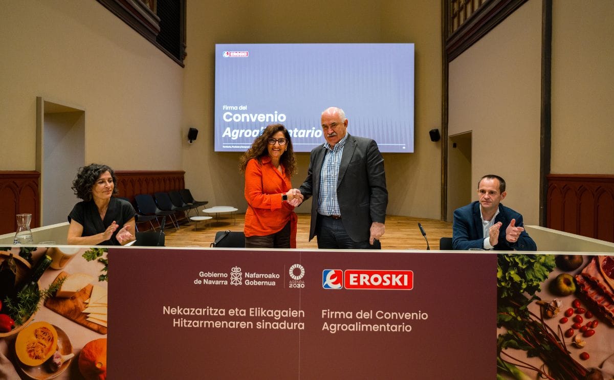 El consejero Aierdi junto a la CEO de Eroski, Rosa Carabel, en el momento de la firma acompañados por Natalia Bellostas (INTIA) y Asier Guridi (Eroski). El consejero Aierdi junto a la CEO de Eroski, Rosa Carabel, en el momento de la firma acompañados por Natalia Bellostas (INTIA) y Asier Guridi (Eroski).