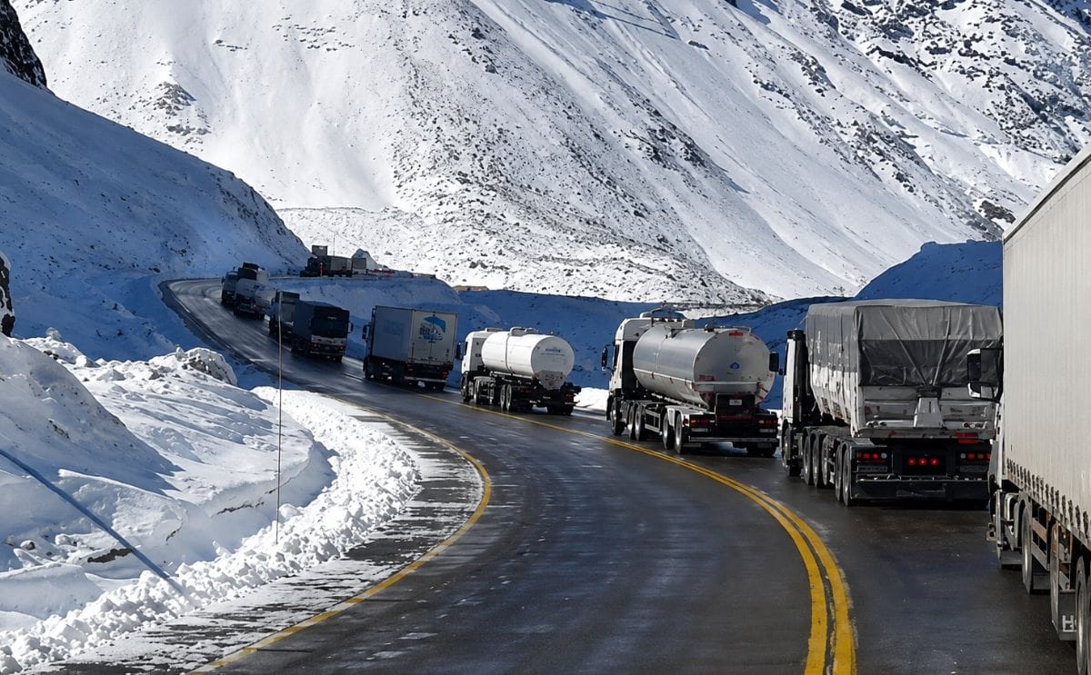 Las intensas nevadas cerraron pasos fronterizos clave entre Argentina y Chile, provocando demoras logísticas y afectando el envío oportuno de semilla de papa chilena hacia mercados regionales, incluidos Uruguay y Brasil.
