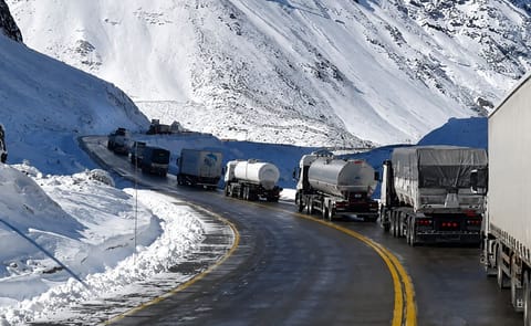 Las intensas nevadas cerraron pasos fronterizos clave entre Argentina y Chile, provocando demoras logísticas y afectando el envío oportuno de semilla de papa chilena hacia mercados regionales, incluidos Uruguay y Brasil. Las intensas nevadas cerraron pasos fronterizos clave entre Argentina y Chile, provocando demoras logísticas y afectando el envío oportuno de semilla de papa chilena hacia mercados regionales, incluidos Uruguay y Brasil.