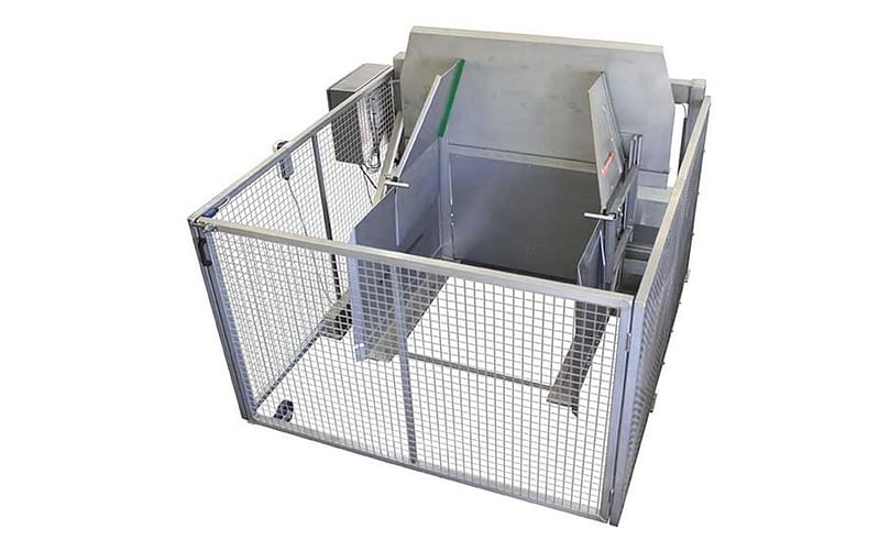 Box tipper with cage