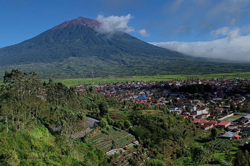 A village in the foothills of Mount Kerinci, the tallest peak in Sumatra, Kerinci district. Courtesy: Teguh Suprayitno for Mongabay Indonesia.