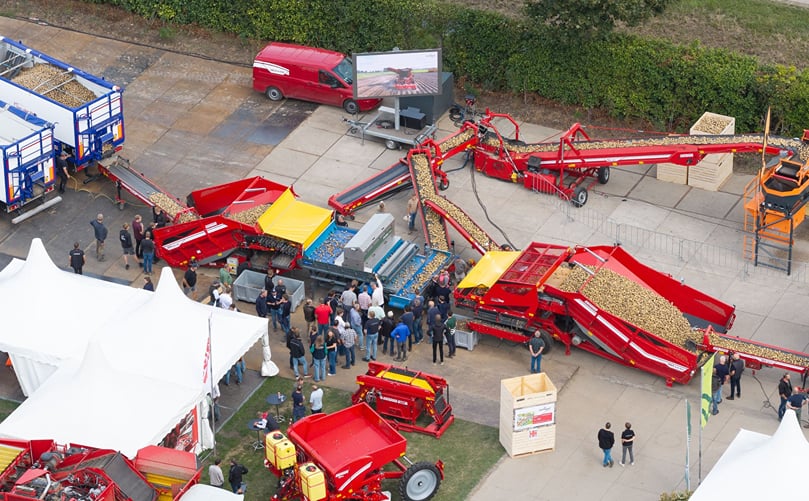 Potato sorting and unloading machinery demonstrations at Aardappeldemodag 2026. Potato sorting and unloading machinery demonstrations at Aardappeldemodag 2026.