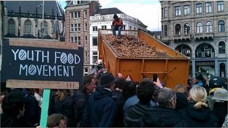 Aardappelen uitdelen op de Dam (Foto: Omroep Flevoland) 