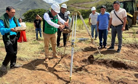 Acuña colocando la primera piedra de la planta en Ñahuin Sequia. Acuña colocando la primera piedra de la planta en Ñahuin Sequia.