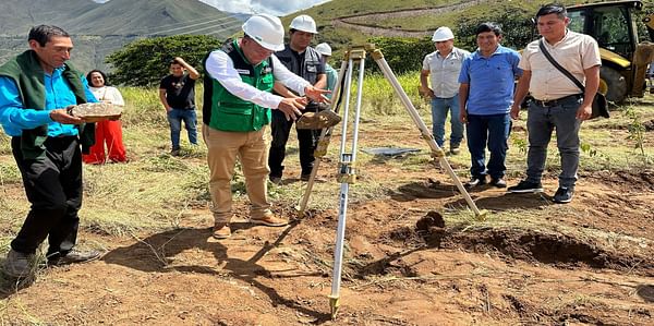 Acuña colocando la primera piedra de la planta en Ñahuin Sequia