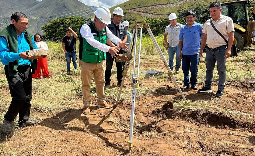 Acuña colocando la primera piedra de la planta en Ñahuin Sequia.