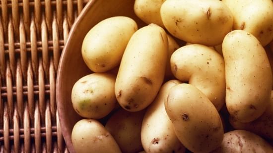 The annual potato harvest in Argentina hovers around 2 million tonnes for many years.