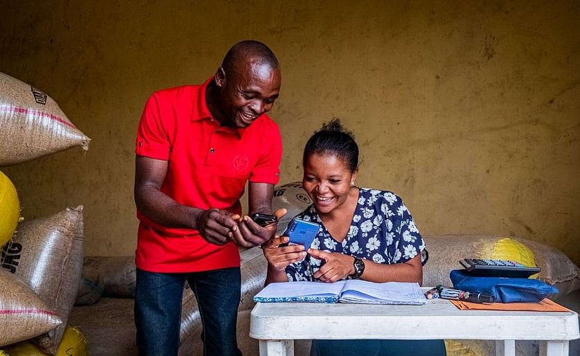 Akinde Lorluuma, a rice farmer in Nigeria, is delighted by electronic payments via Mobile Banking at the point of purchase (Courtesy: IFAD/ Bernard Kalu)