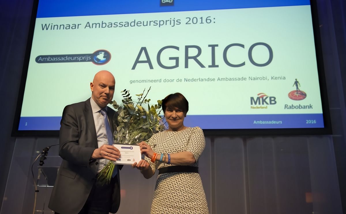 At the Ambassadors’ Conference in The Hague, Jan van Hoogen - General Director of Agrico - receives the Ambassadors' prize 2016 from Lilianne Ploumen - Minister for Foreign Trade and Development Cooperation in the Dutch Government.