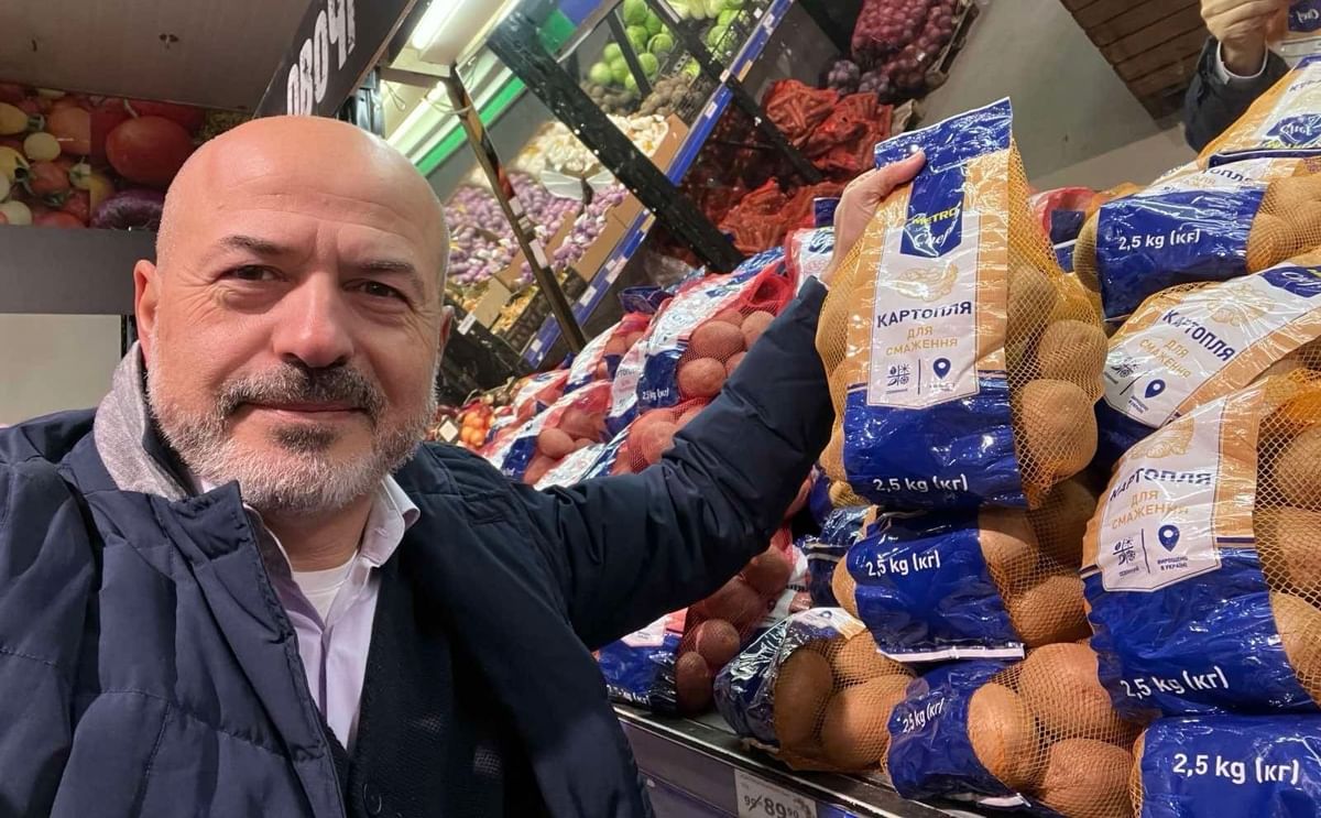 Nick Gordiichuk, Managing Director of Agrico Ukraine, proudly presents Agrico potato varieties now available in major retail chains across Ukraine.