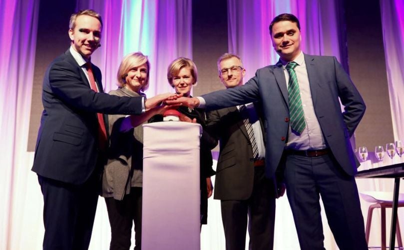 Hannelore Raes (at the back in the middle) and Filip Wallays (right in front) can here be seen at the inauguration of the Wielsbeke plant in December 2017 Hannelore Raes (at the back in the middle) and Filip Wallays (right in front) can here be seen at the inauguration of the Wielsbeke plant in December 2017