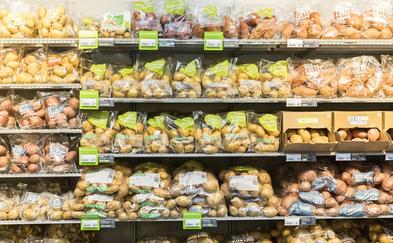 All potatoes are sold in special UV-blocking transparent foil, so the consumer can easily see the product. Most packaging sizes are also quite small.
Alternatively, the consumer can pick individual potatoes from the special boxes on the right, at an easy height. All potatoes are sold in special UV-blocking transparent foil, so the consumer can easily see the product. Most packaging sizes are also quite small.
Alternatively, the consumer can pick individual potatoes from the special boxes on the right, at an easy height.