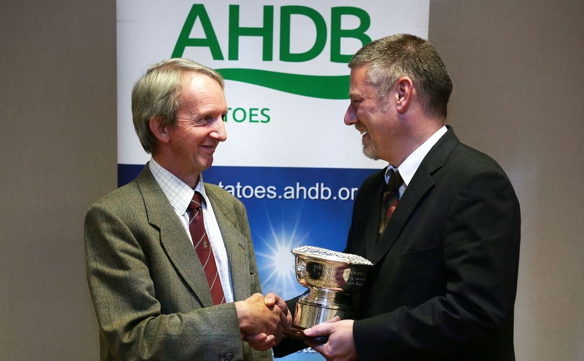 Jim Cruickshank, a wellknown Scottish Seed Producer (left) receives the British Potato Industry Award from AHDB Potatoes Strategy Director, Rob Clayton (right) during the Seed Industry Event in St Andrew’s.