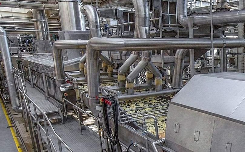 Dewatering systems using one or two Air Knife plenums are easily installed on most washer discharge or transfer conveyors. For maximum removal of surface water and particles, our AirSweep dewatering system combines the Air Knife with a vacuum plenum. Gentle