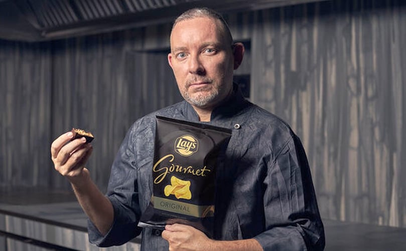 Albert Adriá, con una bolsa de Lays Gournet y un trozo de su turrón. Albert Adriá, con una bolsa de Lays Gournet y un trozo de su turrón.