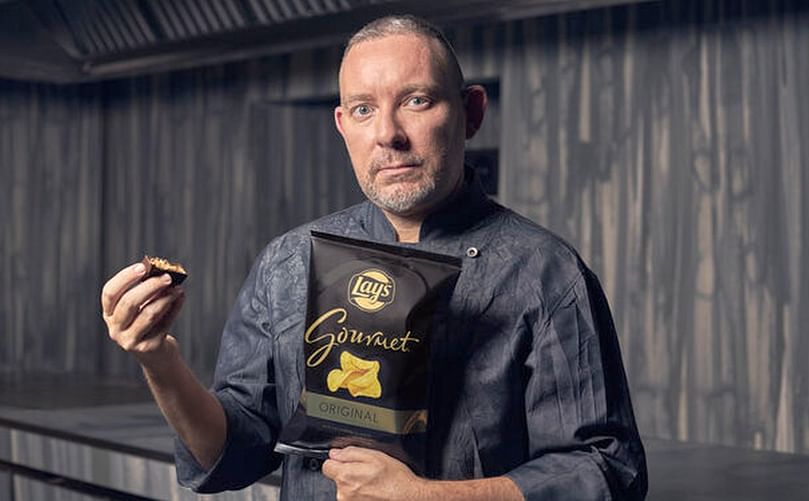 Albert Adriá, con una bolsa de Lays Gournet y un trozo de su turrón. Albert Adriá, con una bolsa de Lays Gournet y un trozo de su turrón.