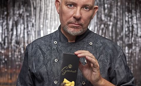 Albert Adriá sorprende con un turrón elaborado con patatas fritas de bolsa de Lays Gourmet, cobertura de chocolate, chocolate con caramelo y praliné de macadamia tostada.
Albert Adriá sorprende con un turrón elaborado con patatas fritas de bolsa de Lays Gourmet, cobertura de chocolate, chocolate con caramelo y praliné de macadamia tostada.