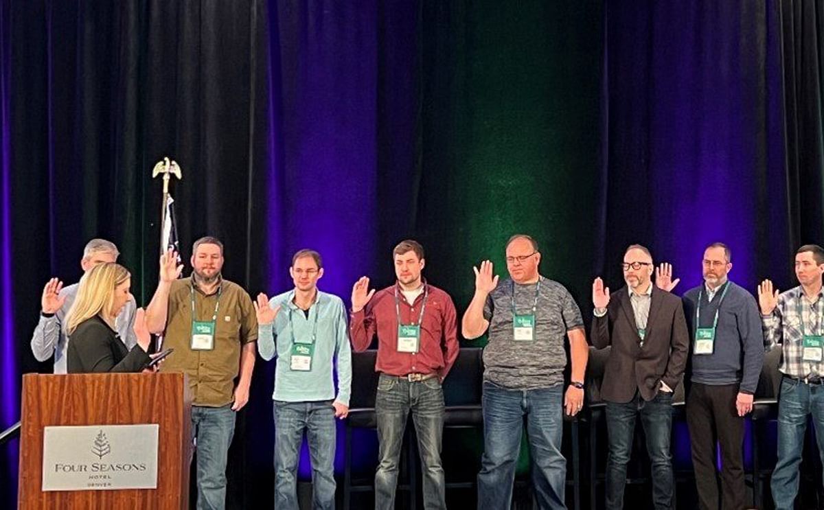 Alex Caryl from USDA swears in the new Potatoes USA Board members during the Board’s Annual Meeting.