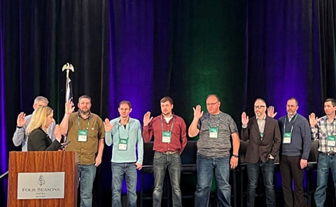 Alex Caryl from USDA swears in the new Potatoes USA Board members during the Board’s Annual Meeting. Alex Caryl from USDA swears in the new Potatoes USA Board members during the Board’s Annual Meeting.