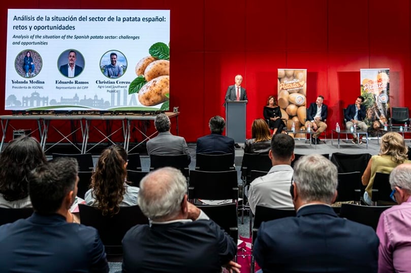 Alfonso Sáenz de Cámara moderates a roundtable discussion on the challenges and opportunities facing the Spanish potato sector at the 1st International Potato Symposium in Madrid.