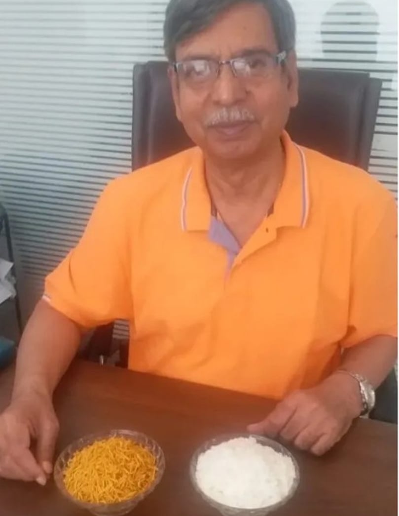 Mr. Dinesh Garg, Senior Food Technologist at Leelaram Enterprises, demonstrating potato flakes and sharing insights from his pioneering work in India’s first potato flakes processing plant. Mr. Dinesh Garg, Senior Food Technologist at Leelaram Enterprises, demonstrating potato flakes and sharing insights from his pioneering work in India’s first potato flakes processing plant.