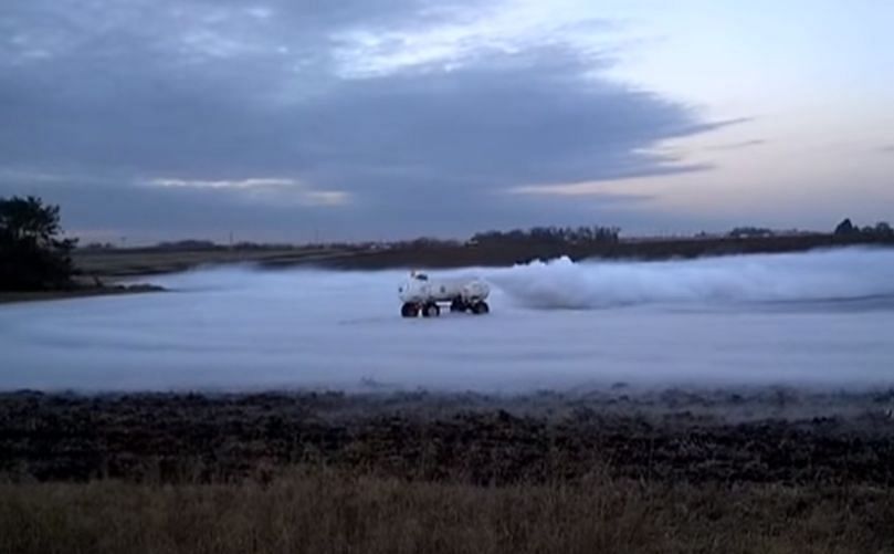 Video of an ammonia leak from a tank in a field due to a broken hose in Minnesota, 2012. Note: The life of the maker of this video was in acute danger. He is lucky to be alive...
