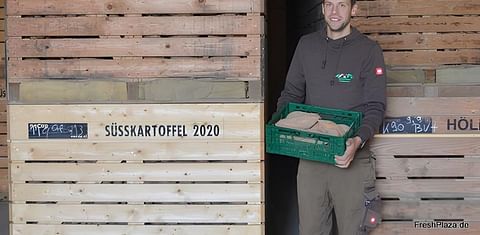 Andreas Pottbäcker (shown here in the Curing room) has broken new ground by growing sweet potatoes. The tubers are marketed either to Essen-based potato wholesaler Von der Stein or to Edeka Rhein-Ruhr, in each case in the tried-and-tested Europool returna