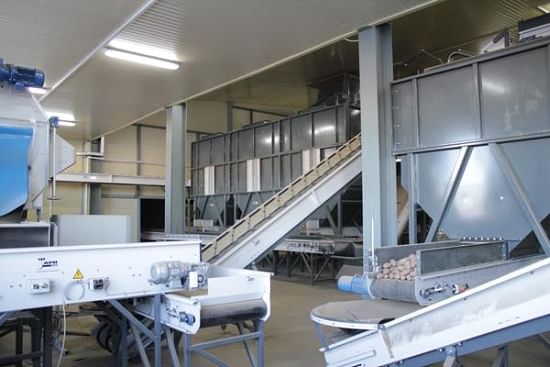 Impression of the APH-Group potato packing line: view on the storage bunkers