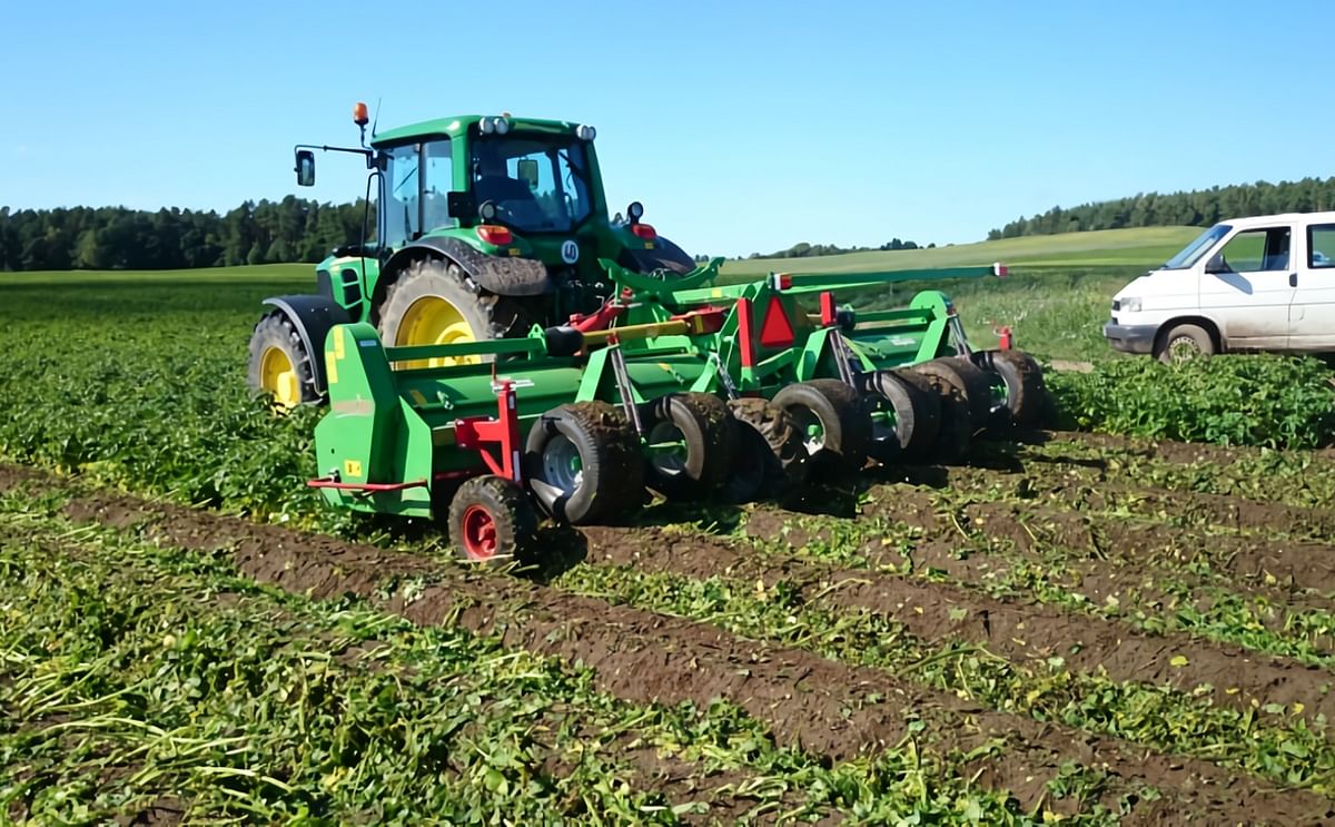 The 6 row Baselier HFD6LKB550 hydraulic foldable haulm topper in action in Poland.
