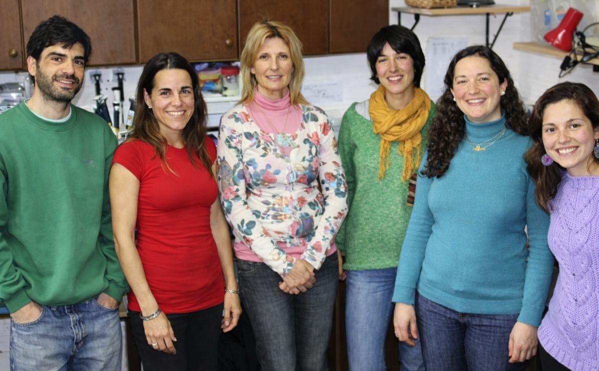Doctora Adriana Balbina Andreu junto a su equipo de investigadores en "Biología Comparativa en Solanáceas" de la Facultad de Ciencias Exactas y Naturales (FCEyN-UNMDP).