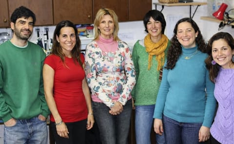 Doctora Adriana Balbina Andreu junto a su equipo de investigadores en "Biología Comparativa en Solanáceas" de la Facultad de Ciencias Exactas y Naturales (FCEyN-UNMDP). Doctora Adriana Balbina Andreu junto a su equipo de investigadores en "Biología Comparativa en Solanáceas" de la Facultad de Ciencias Exactas y Naturales (FCEyN-UNMDP).