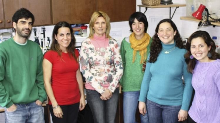 Doctora Adriana Balbina Andreu junto a su equipo de investigadores en "Biología Comparativa en Solanáceas" de la Facultad de Ciencias Exactas y Naturales (FCEyN-UNMDP).