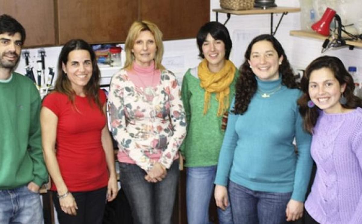 Doctora Adriana Balbina Andreu junto a su equipo de investigadores en "Biología Comparativa en Solanáceas" de la Facultad de Ciencias Exactas y Naturales (FCEyN-UNMDP).