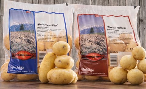 The „Tiroler Speckigen“ and „Tiroler Mehligen“ are now available at SPAR throughout Austria The „Tiroler Speckigen“ and „Tiroler Mehligen“ are now available at SPAR throughout Austria