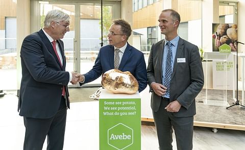 After a construction period of more than a year, the new Avebe Innovation Centre at the Zernike Campus in Groningen was inaugurated Friday by René Paas, Commissioner of the King for the province of Groningen (center).
Bert Jansen, Avebe CEO (left) and E After a construction period of more than a year, the new Avebe Innovation Centre at the Zernike Campus in Groningen was inaugurated Friday by René Paas, Commissioner of the King for the province of Groningen (center).
Bert Jansen, Avebe CEO (left) and E