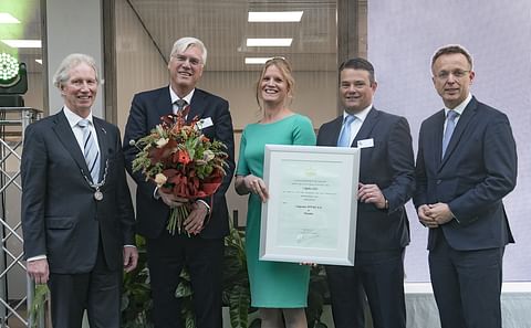 Avebe was awarded the Royal Warrant. From left to right: Sipke Swierstra, Mayor of Veendam, Bert Jansen, Chairman of the Board of Directors, Marijke Folkers-in ’t Hout, Chair of the Supervisory Board, Rob van Laerhoven, CFO and René Paas, the Commiss