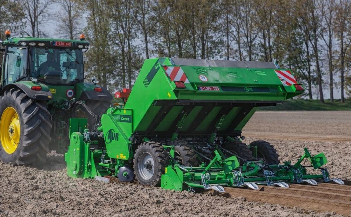 AVR is launching the trailed Ceres 450 combined potato planter, a 4-row trailed potato planter with a hopper capacity of up to 3,500 kg (4x75 cm) or 4,000 kg (4x90 cm).