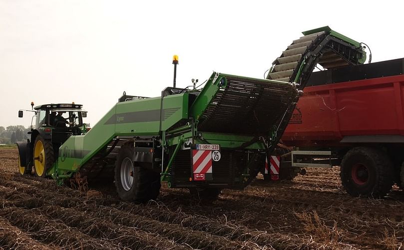 The Lynx potato harvester rides on wide tyres, which guarantees low soil pressure and makes the machine easy to pull. The Lynx potato harvester rides on wide tyres, which guarantees low soil pressure and makes the machine easy to pull.