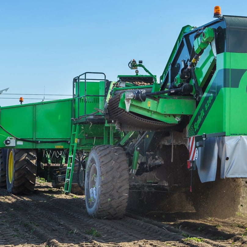 The Spirit 5200 is fitted with large 650/65R30.5 radial tires ensuring low pressure on the soil and making the machine easy to tow. The Spirit 5200 is fitted with large 650/65R30.5 radial tires ensuring low pressure on the soil and making the machine easy to tow.