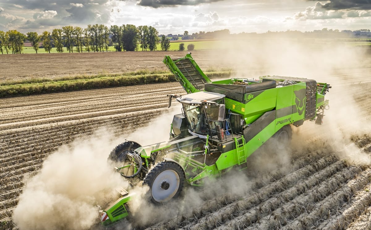 AVR potato harvesting machinery in operation, highlighting strengthened service support through its new partnership with Kamps de Wild Beilen in the Dutch agricultural market. AVR potato harvesting machinery in operation, highlighting strengthened service support through its new partnership with Kamps de Wild Beilen in the Dutch agricultural market.