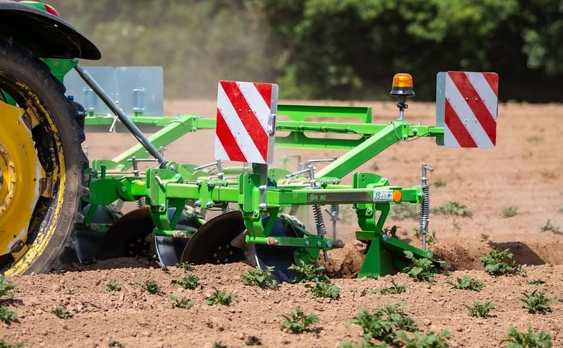 De ecoridger en hoekschoffel zorgen voor een milieuvriendelijke, mechanische onkruidbestrijding op de rugflanken.