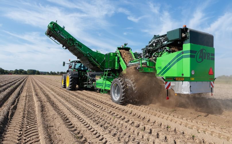 Green power in the field – AVR’s Spirit 9200i VW tackles tough soil while keeping potatoes clean and safe