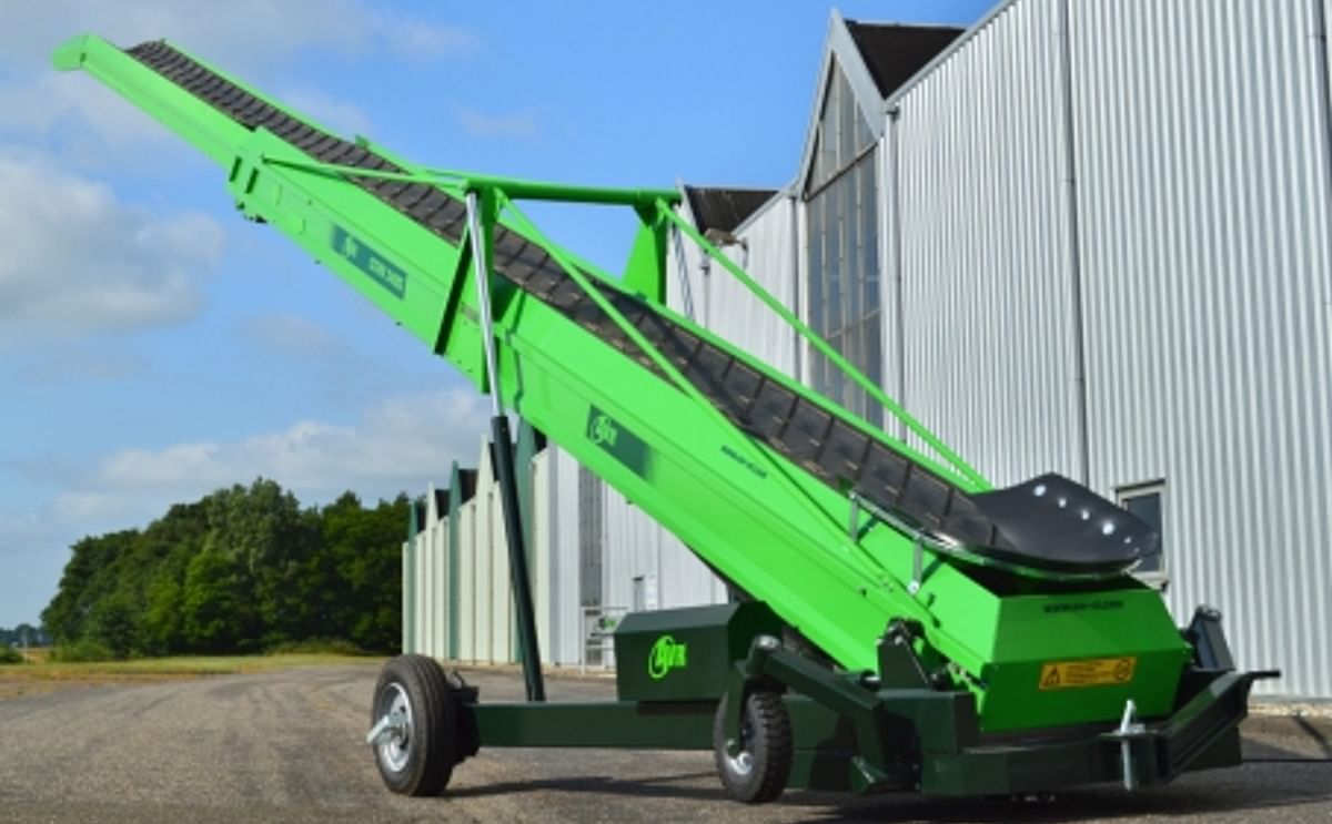 AVR delivers its first new crop handling machines!