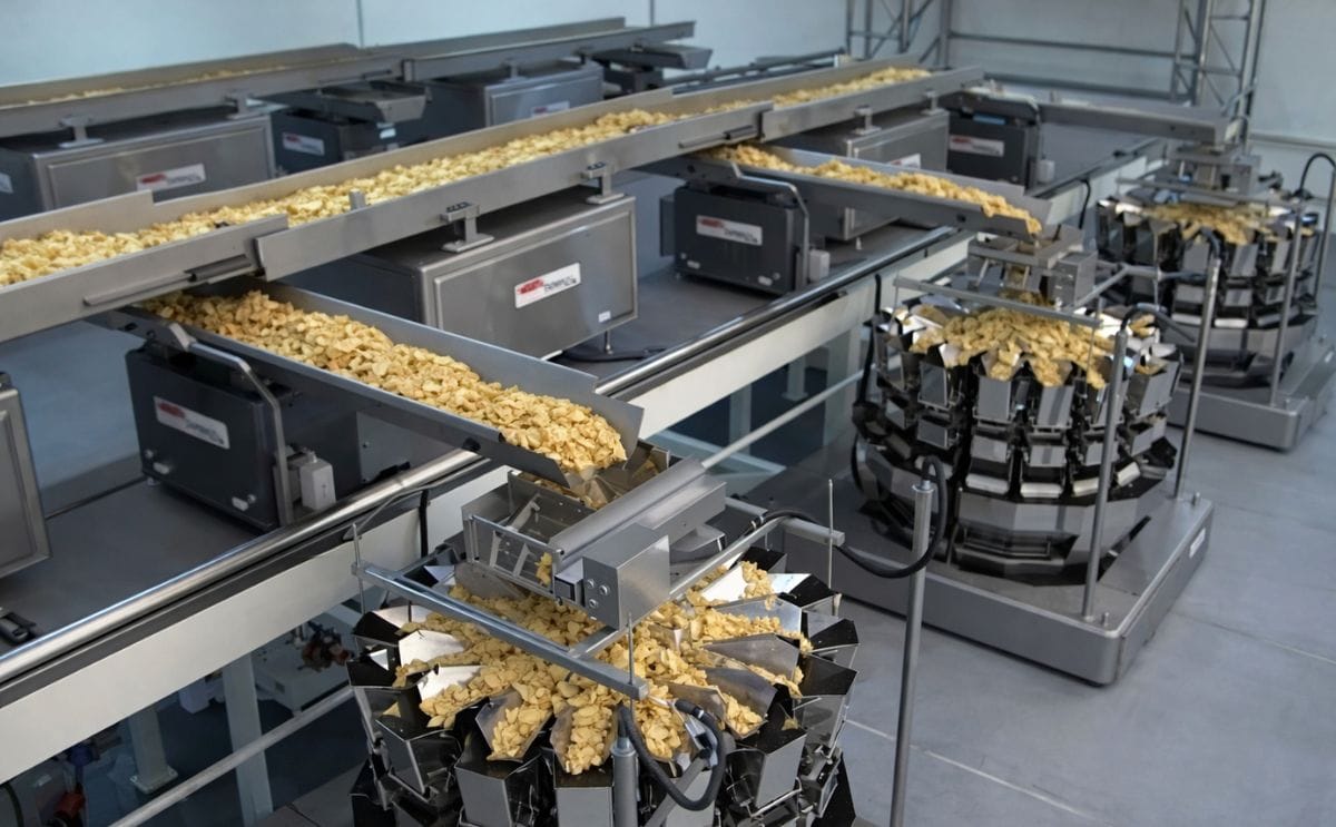 Weiging potato chips, right before packing at Balaji Wafers Weiging potato chips, right before packing at Balaji Wafers