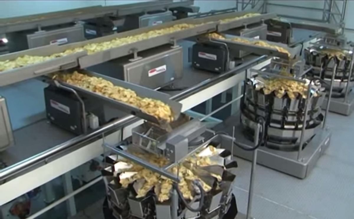 Weiging potato chips, right before packing at Balaji Wafers Weiging potato chips, right before packing at Balaji Wafers