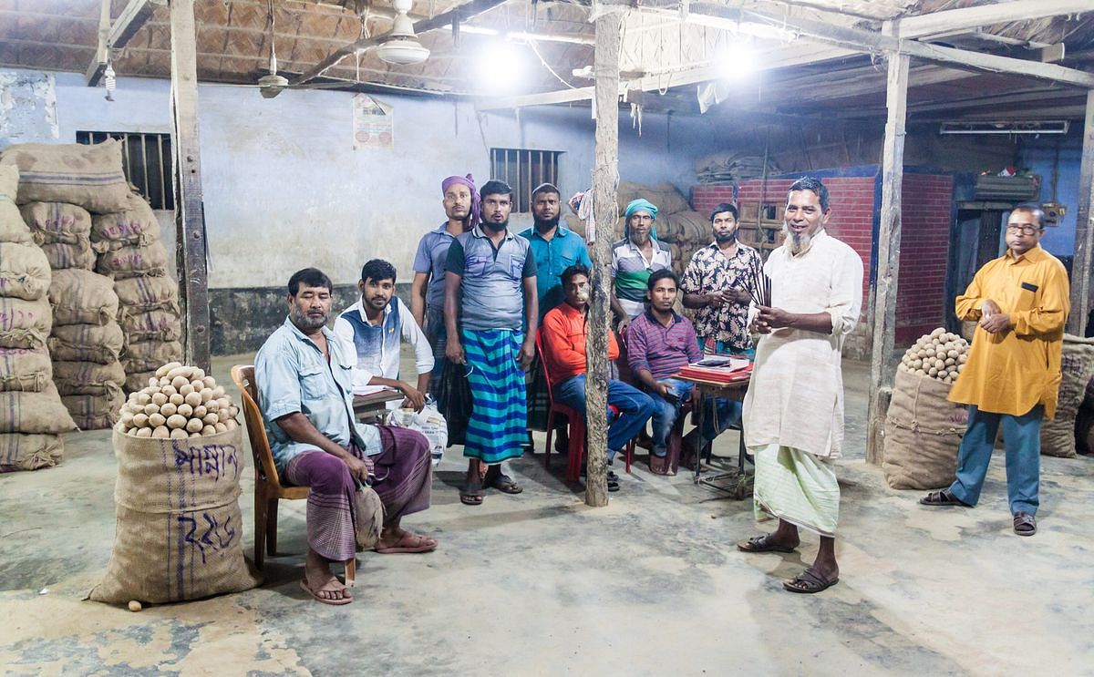 Local potato dealers at a market in Khulna, Bangladesh in 2016 (Courtesy: Mathess)