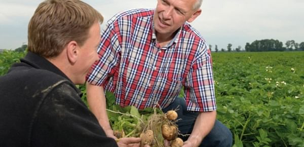 Samen werken aan een duurzame aardappelteelt: Simon Jensma, Technisch Adviseur bij Bayer CropScience geeft advies op maat aan een Nederlandse aardappelteler